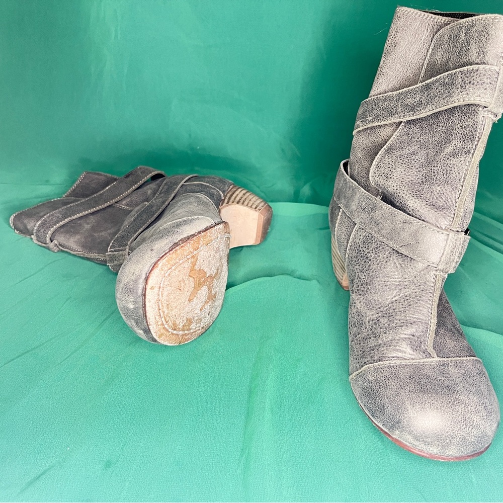 Gee’ WaWa Toni style buckle boot